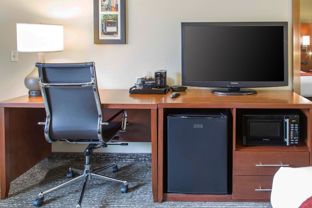 Comfort Inn and Suites San Francisco Airport North — Hotel rooms in Brisbane, California