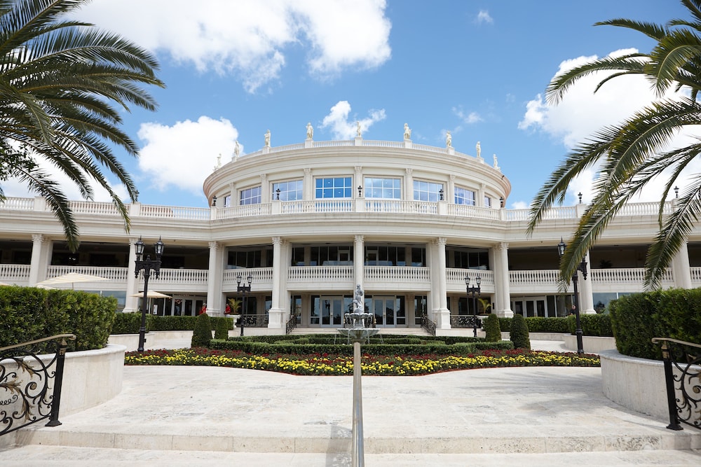 Trump National Doral Miami — Hotel building in Miami, Florida