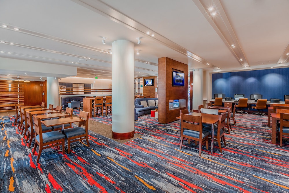 Holiday Inn Express Hotel & Suites Fisherman's Wharf by IHG — Restaurant & bars in San Francisco, California