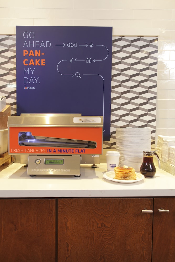 Holiday Inn Express Hotel & Suites Fisherman's Wharf by IHG — Restaurant & bars in San Francisco, California