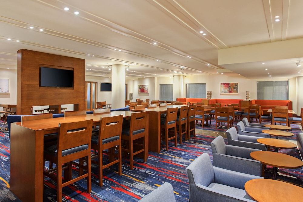 Holiday Inn Express Hotel & Suites Fisherman's Wharf by IHG — Restaurant & bars in San Francisco, California