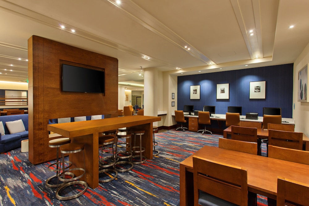 Holiday Inn Express Hotel & Suites Fisherman's Wharf by IHG — Restaurant & bars in San Francisco, California