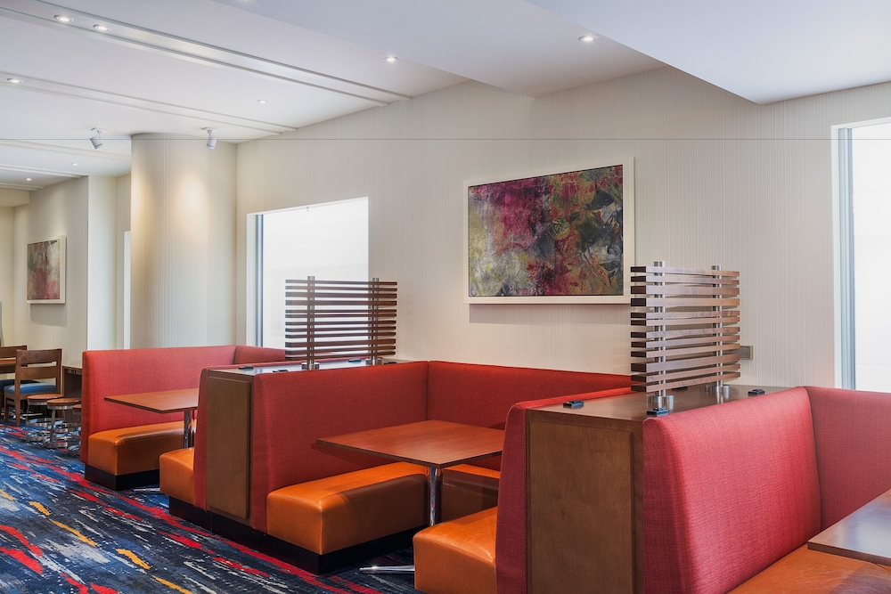 Holiday Inn Express Hotel & Suites Fisherman's Wharf by IHG — Restaurant & bars in San Francisco, California