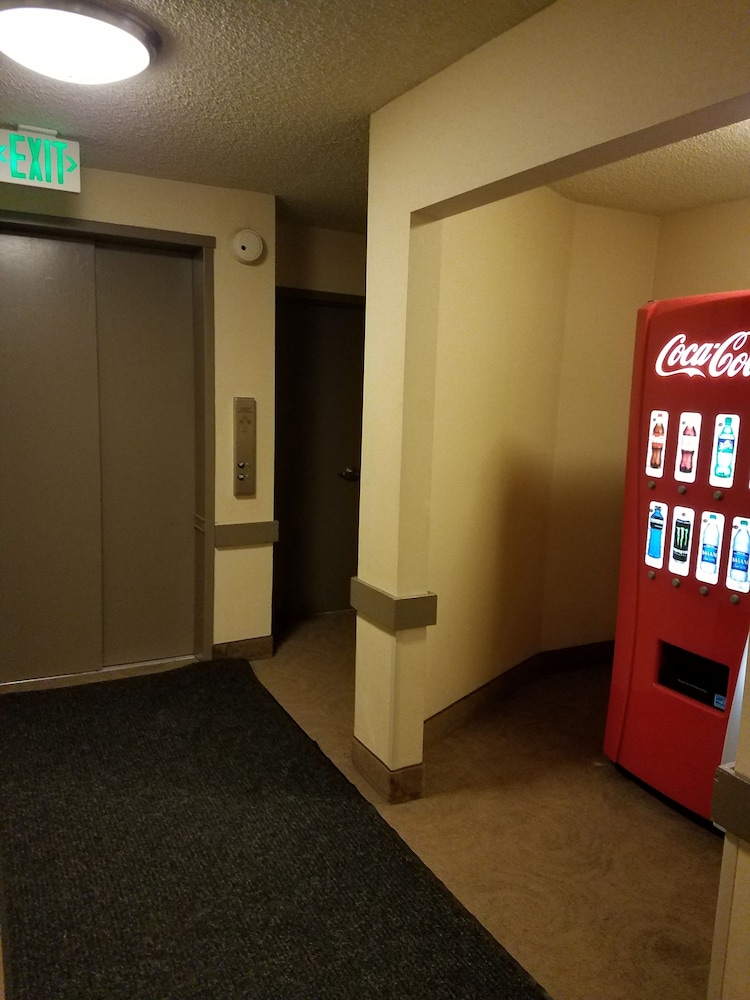Travelodge by Wyndham San Francisco Bay — Hotel building in San Francisco, California