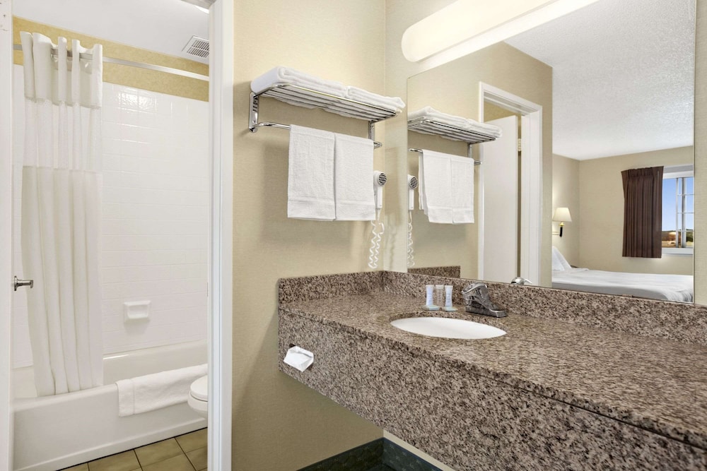 Travelodge by Wyndham San Francisco Bay — Hotel rooms in San Francisco, California