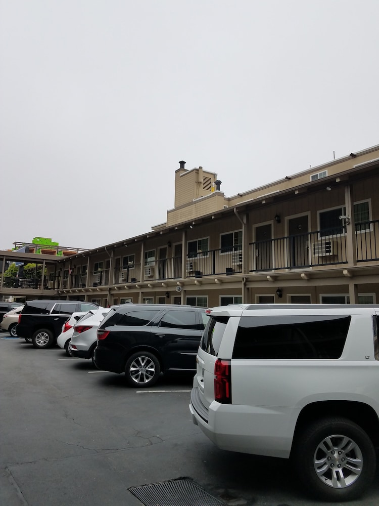 Travelodge by Wyndham San Francisco Bay — Hotel building in San Francisco, California