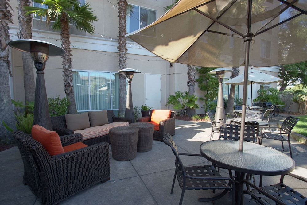 Hilton Garden Inn San Francisco Arpt North — Restaurant & bars in Brisbane, California