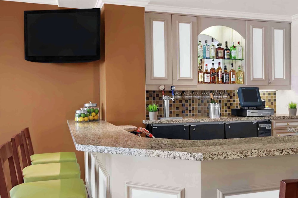 Hilton Garden Inn San Francisco Arpt North — Restaurant & bars in Brisbane, California