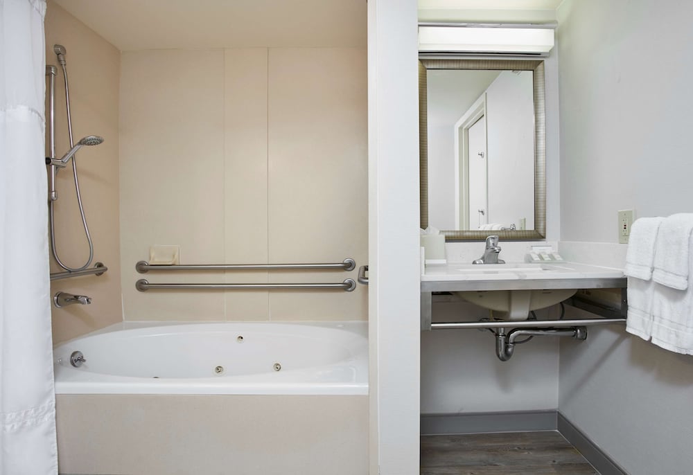 Hilton Garden Inn San Francisco Arpt North — Hotel rooms in Brisbane, California