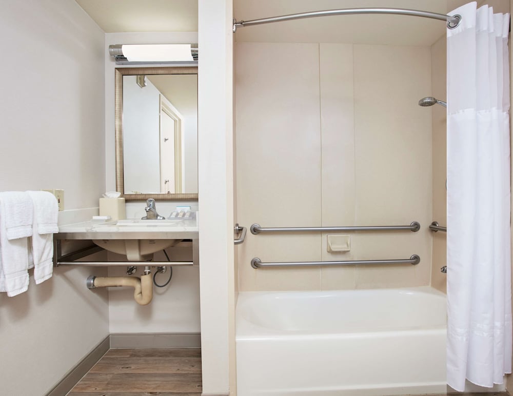 Hilton Garden Inn San Francisco Arpt North — Hotel rooms in Brisbane, California