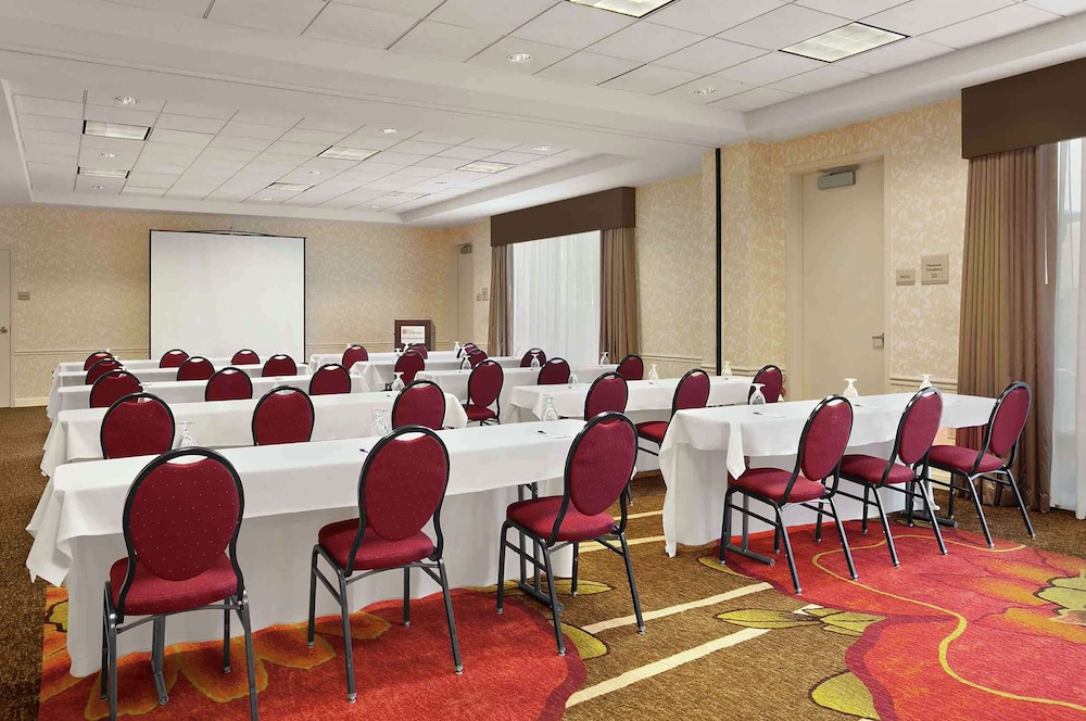 Hilton Garden Inn San Francisco Arpt North — Hotel building in Brisbane, California