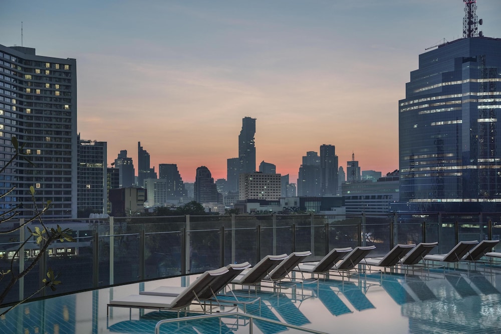 Millennium Hilton Bangkok — Swimming pool in Bangkok, Bangkok