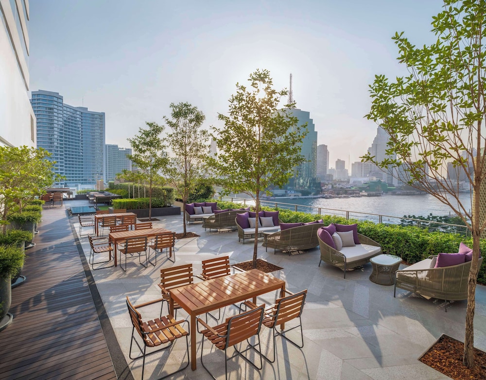 Millennium Hilton Bangkok — Restaurant & bars in Bangkok, Bangkok