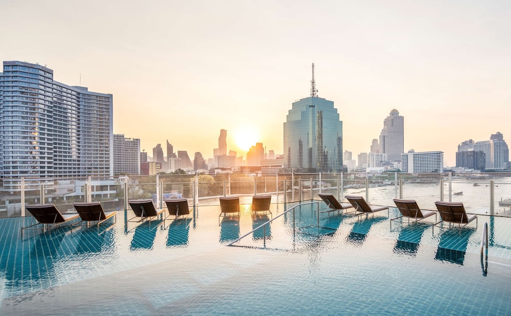 Millennium Hilton Bangkok — Swimming pool in Bangkok, Bangkok