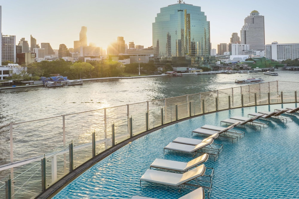 Millennium Hilton Bangkok — Swimming pool in Bangkok, Bangkok