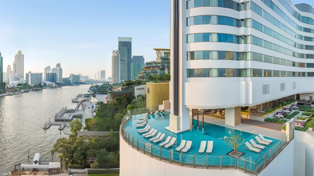Millennium Hilton Bangkok — Swimming pool in Bangkok, Bangkok