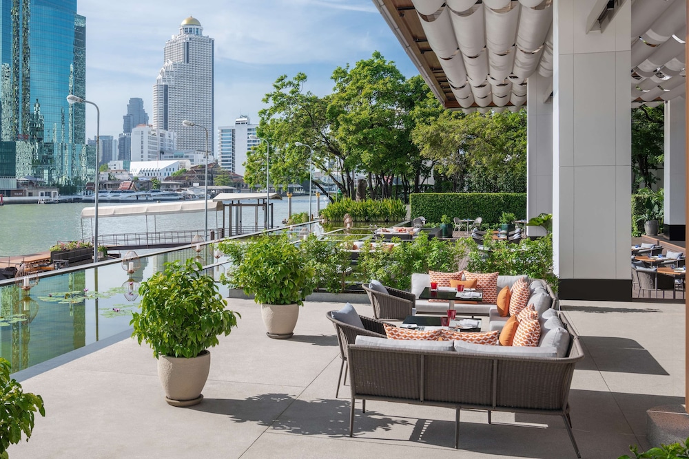 Millennium Hilton Bangkok — Restaurant & bars in Bangkok, Bangkok