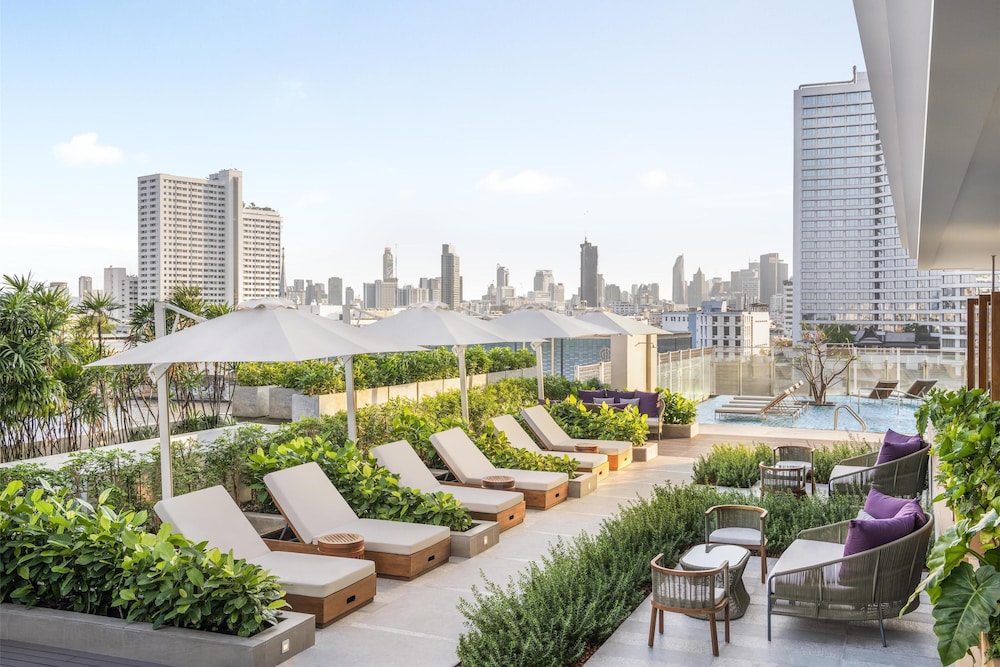 Millennium Hilton Bangkok — Swimming pool in Bangkok, Bangkok