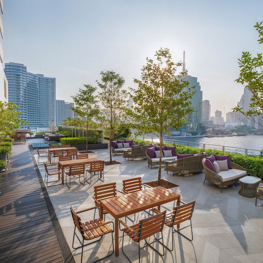 Millennium Hilton Bangkok — Restaurant & bars in Bangkok, Bangkok