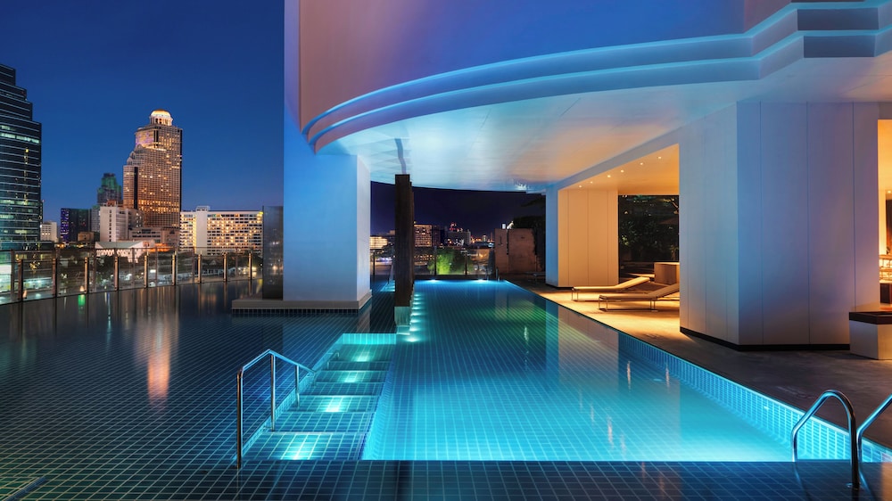 Millennium Hilton Bangkok — Swimming pool in Bangkok, Bangkok