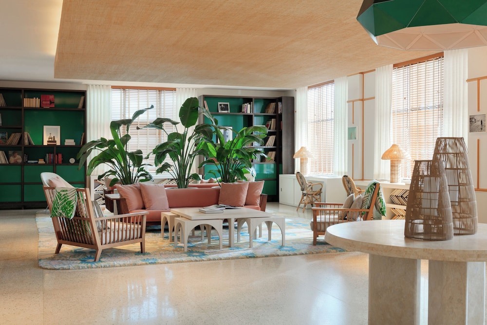 Kimpton Surfcomber Hotel by IHG — Hotel building in Miami, Florida