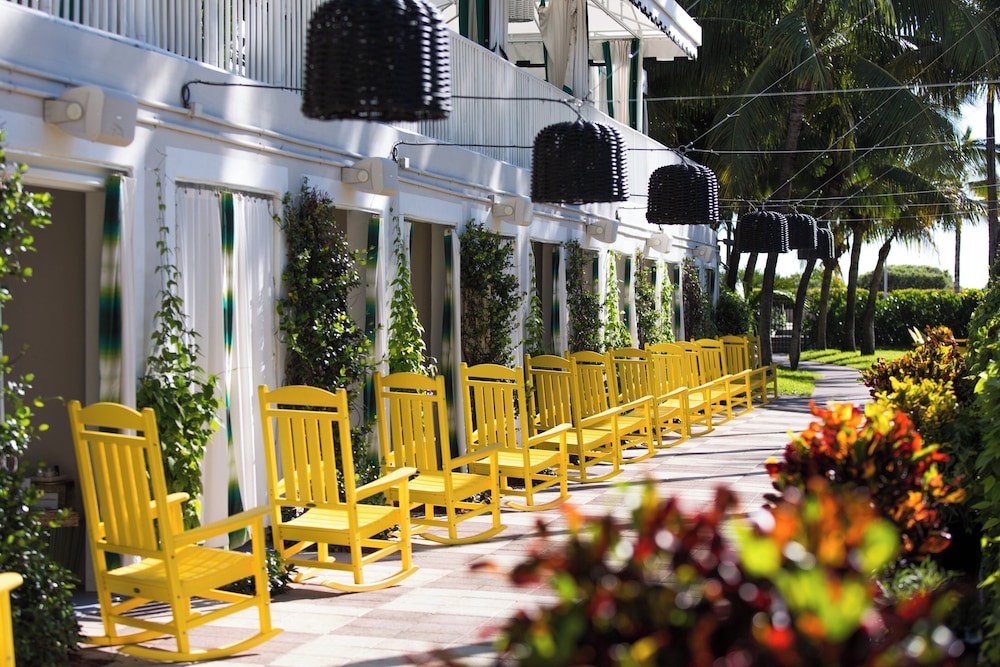 Kimpton Surfcomber Hotel by IHG — Hotel building in Miami, Florida