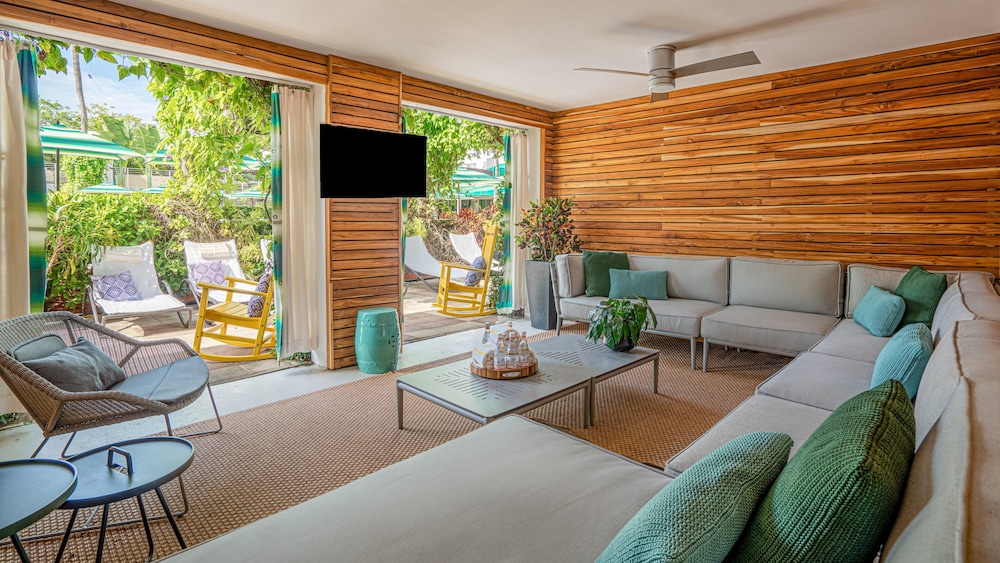 Kimpton Surfcomber Hotel by IHG — Hotel rooms in Miami, Florida