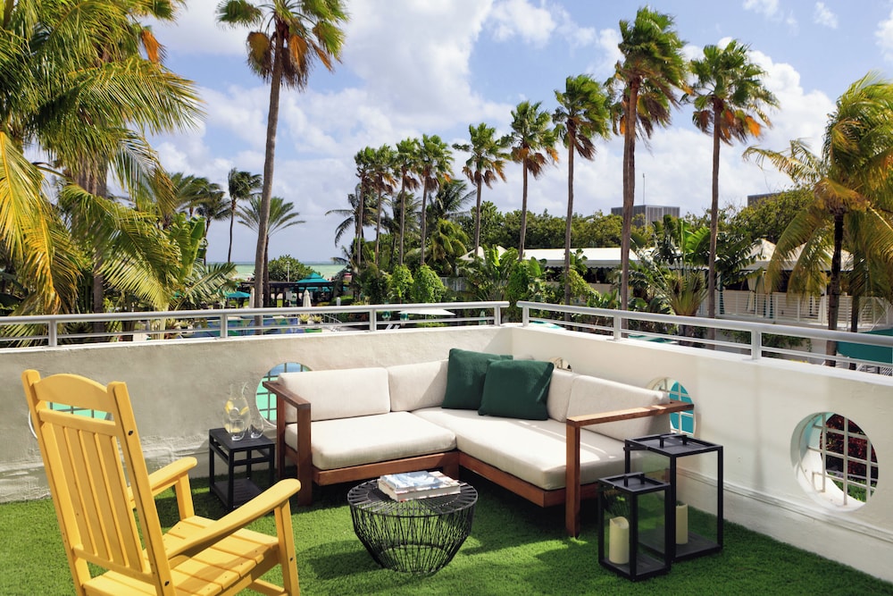 Kimpton Surfcomber Hotel by IHG — Swimming pool in Miami, Florida