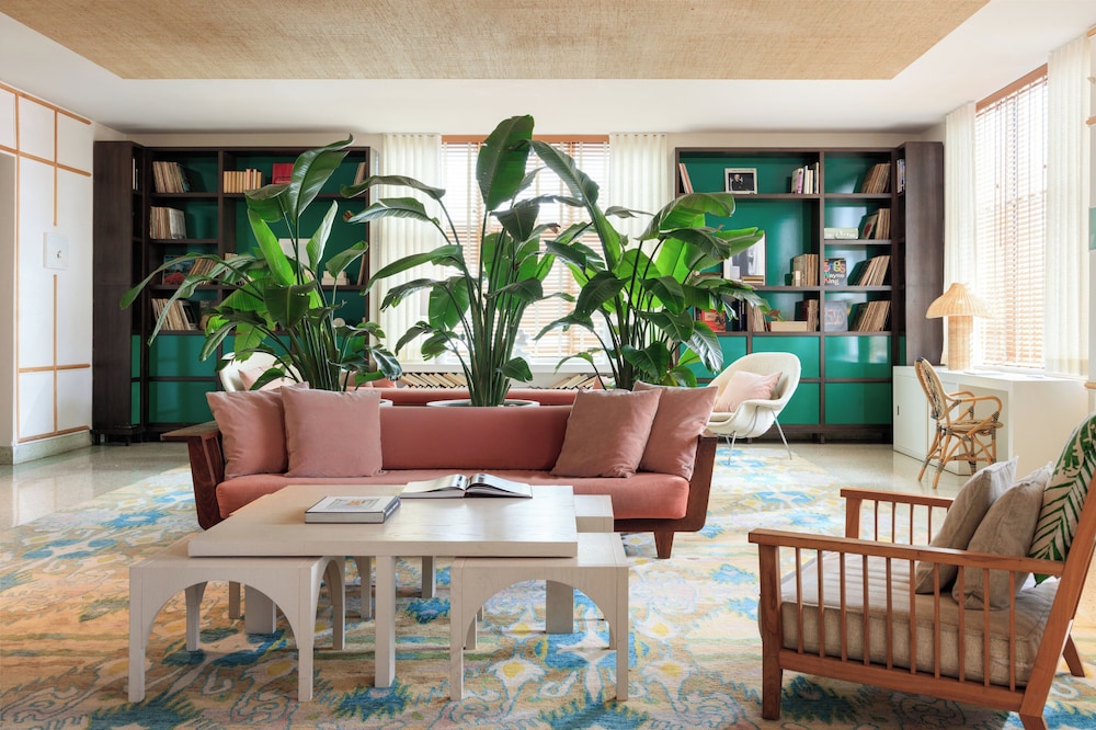 Kimpton Surfcomber Hotel by IHG — Hotel building in Miami, Florida