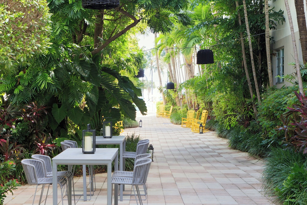 Kimpton Surfcomber Hotel by IHG — Restaurant & bars in Miami, Florida