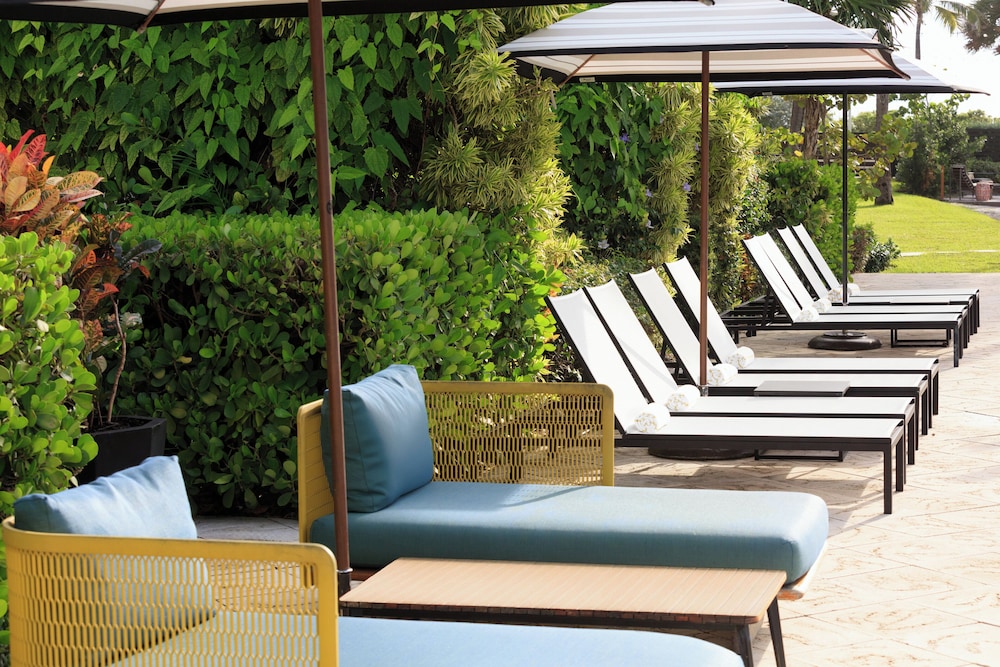 Kimpton Surfcomber Hotel by IHG — Swimming pool in Miami, Florida