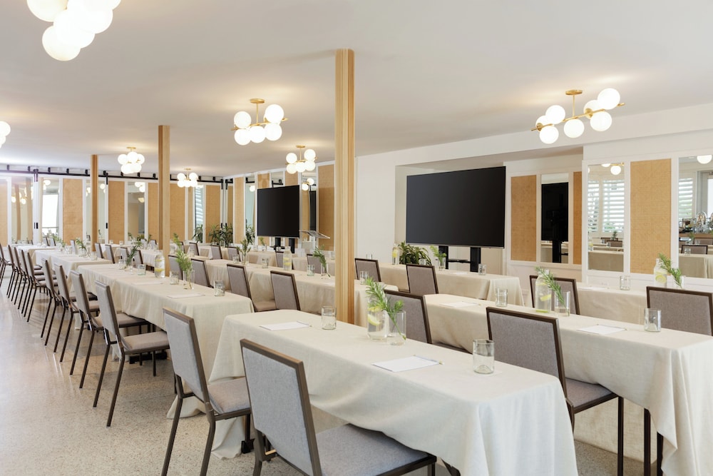 Kimpton Surfcomber Hotel by IHG — Restaurant & bars in Miami, Florida