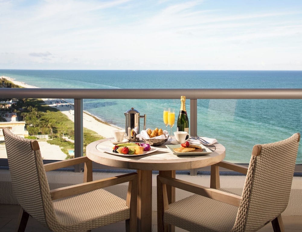 Eden Roc Miami Beach — Restaurant & bars in Miami, Florida