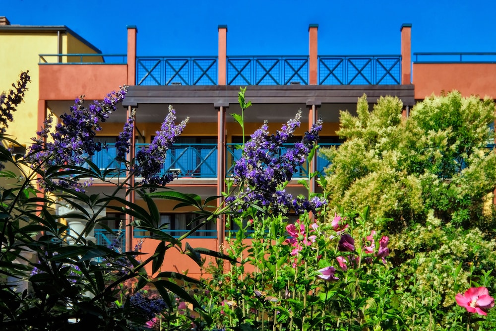 Parc Hotel Gritti — Hotel building in Bardolino, Veneto