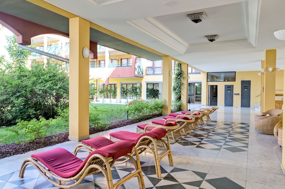 Parc Hotel Gritti — Hotel building in Bardolino, Veneto