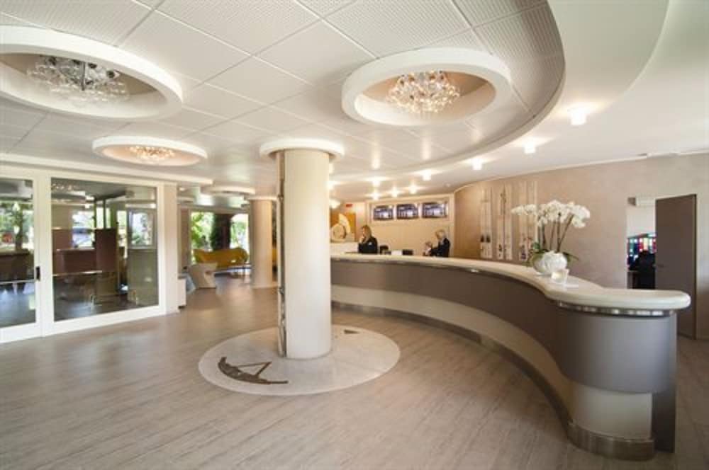 Parc Hotel Gritti — Hotel building in Bardolino, Veneto