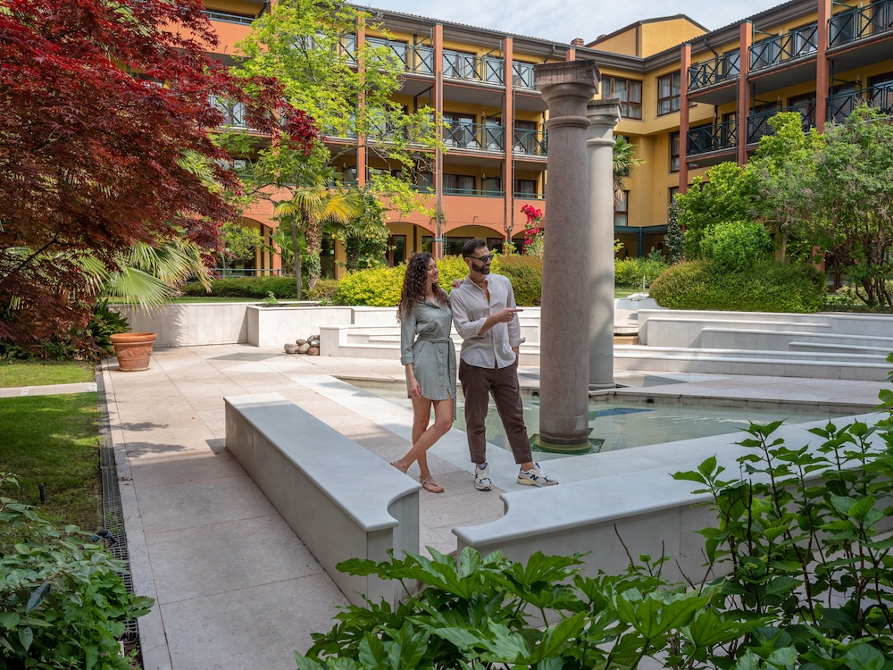 Parc Hotel Gritti — Hotel building in Bardolino, Veneto
