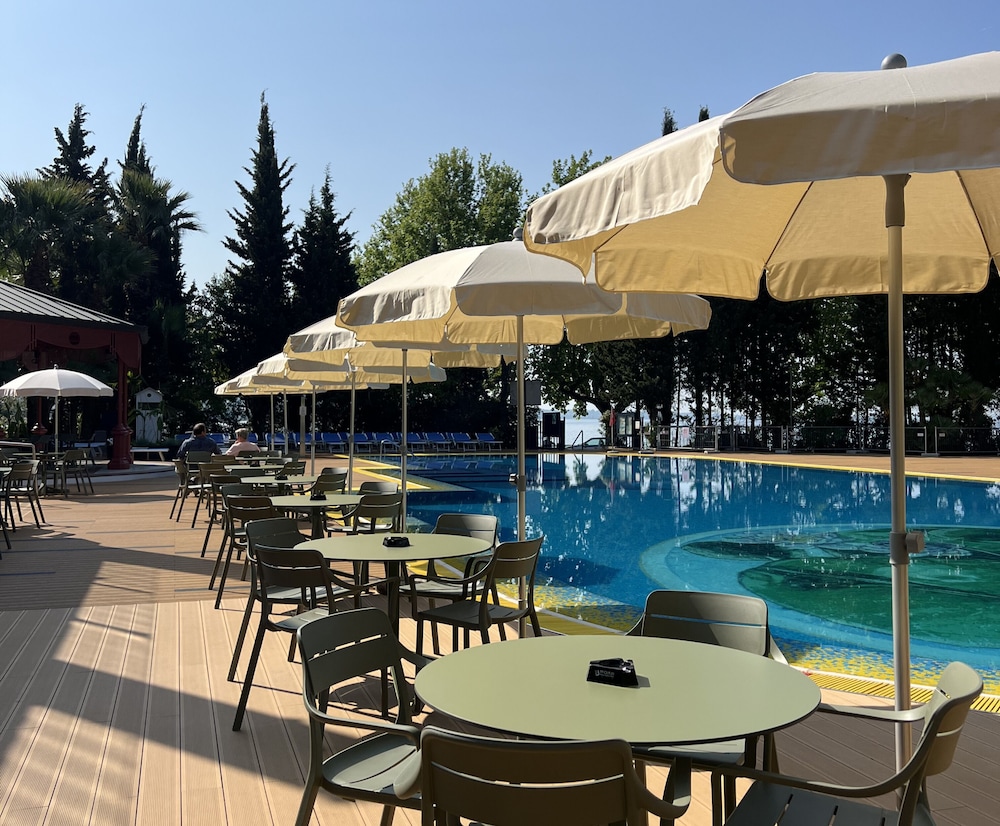 Parc Hotel Gritti — Swimming pool in Bardolino, Veneto