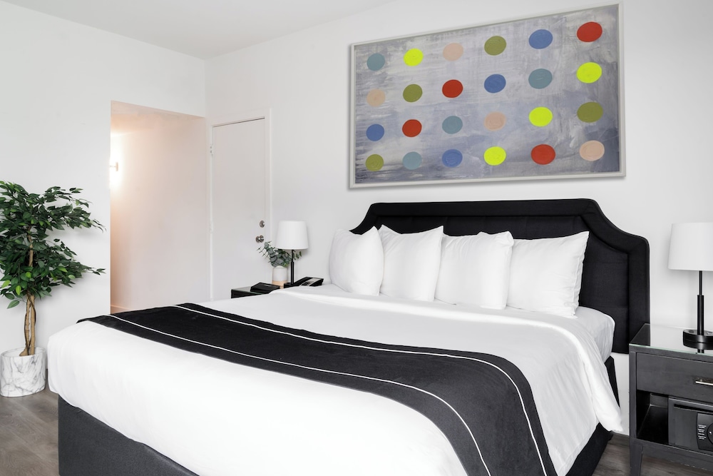 Essex House By Clevelander — Hotel rooms in Miami, Florida