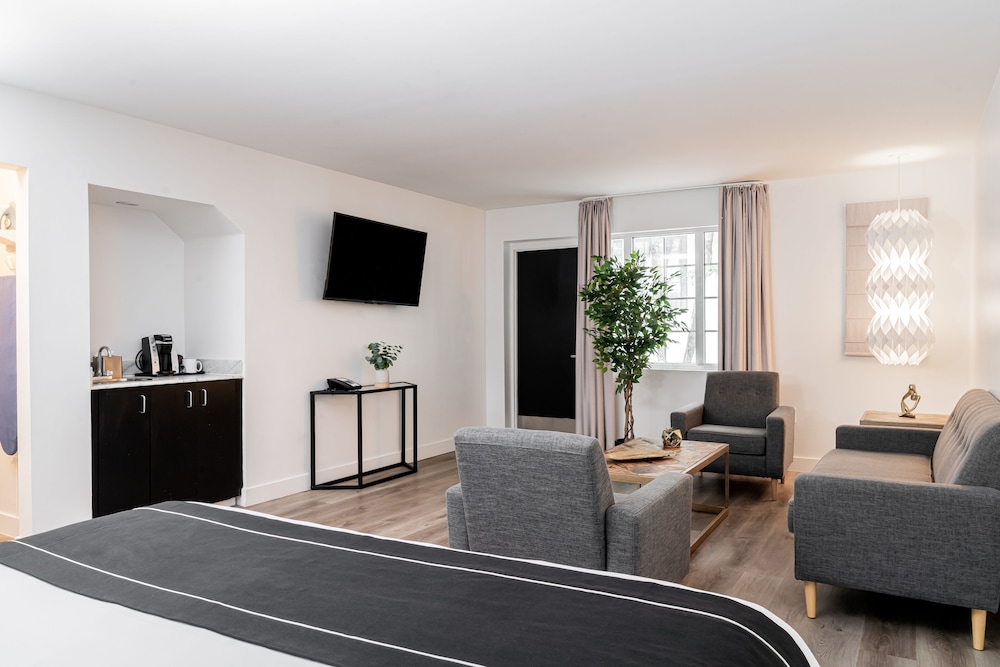 Essex House By Clevelander — Hotel rooms in Miami, Florida