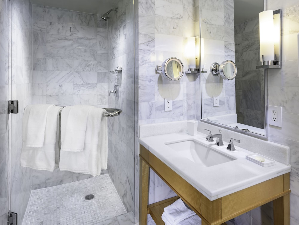 Fontainebleau Miami Beach — Hotel rooms in Miami, Florida