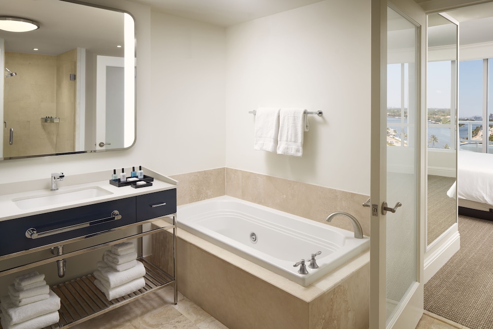 Fontainebleau Miami Beach — Hotel rooms in Miami, Florida