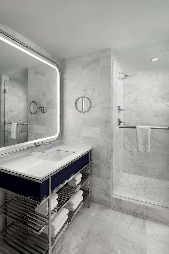 Fontainebleau Miami Beach — Hotel rooms in Miami, Florida