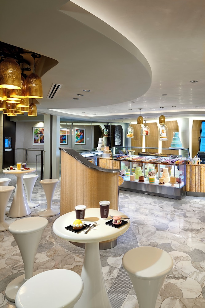 Fontainebleau Miami Beach — Restaurant & bars in Miami, Florida