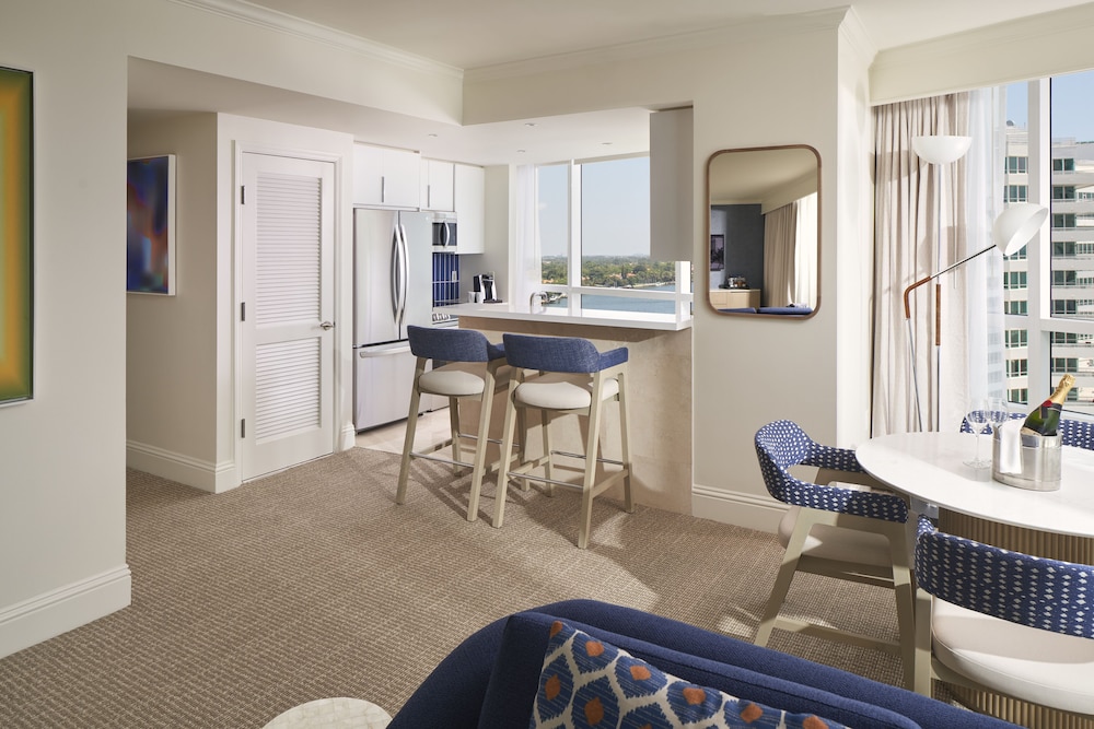 Fontainebleau Miami Beach — Hotel rooms in Miami, Florida