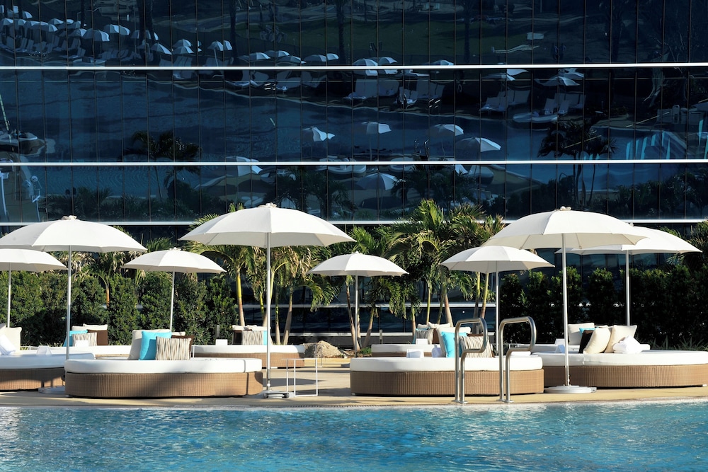Fontainebleau Miami Beach — Swimming pool in Miami, Florida