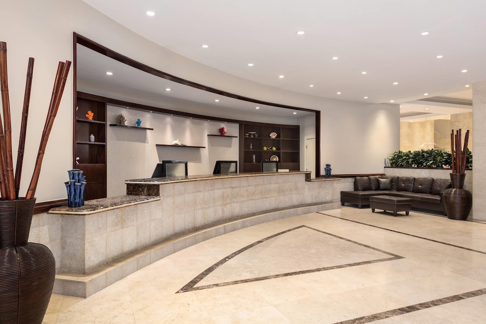 Radisson Resort Miami Beach — Hotel building in Miami, Florida