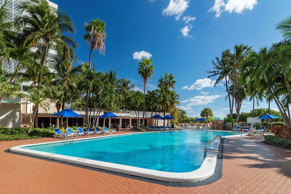 Radisson Resort Miami Beach — Swimming pool in Miami, Florida