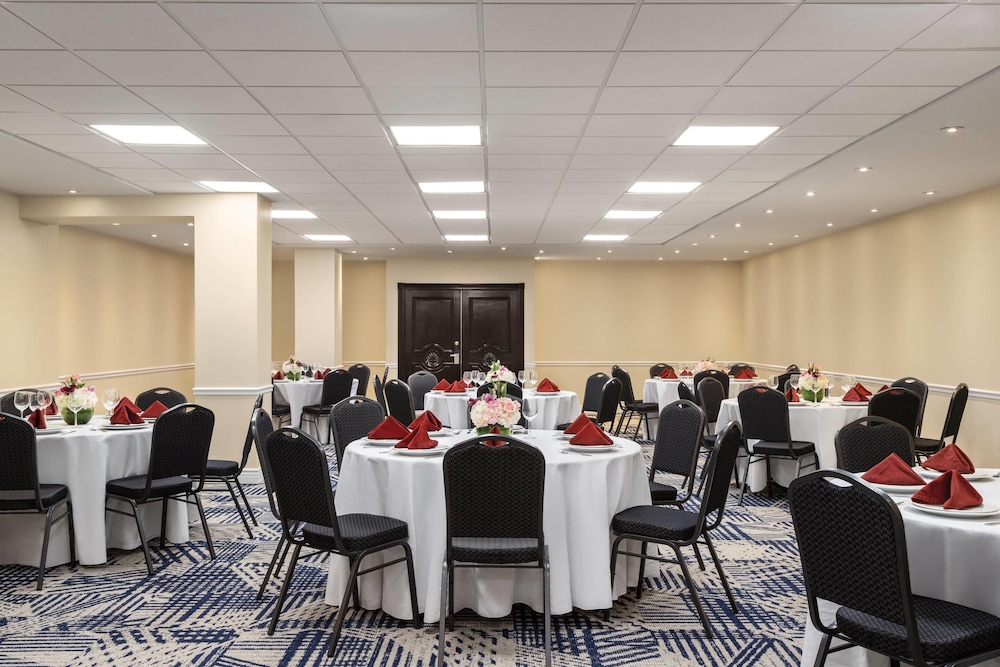 Radisson Resort Miami Beach — Restaurant & bars in Miami, Florida