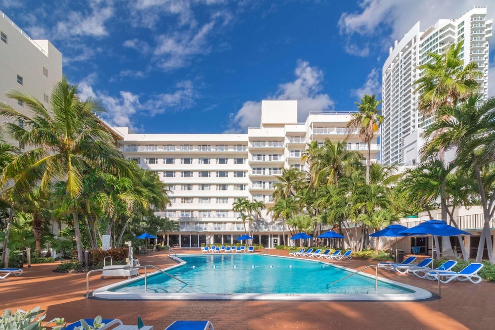 Radisson Resort Miami Beach — Swimming pool in Miami, Florida